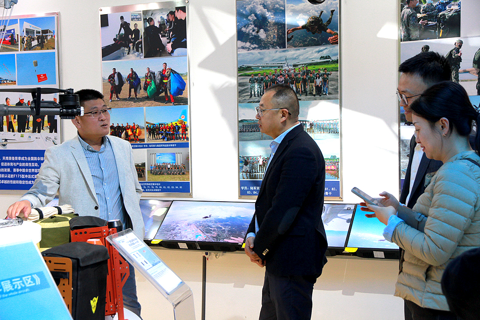 成都市青羊區(qū)領(lǐng)導(dǎo)蒞臨天鷹裝備，深入探討低空經(jīng)濟(jì)合作